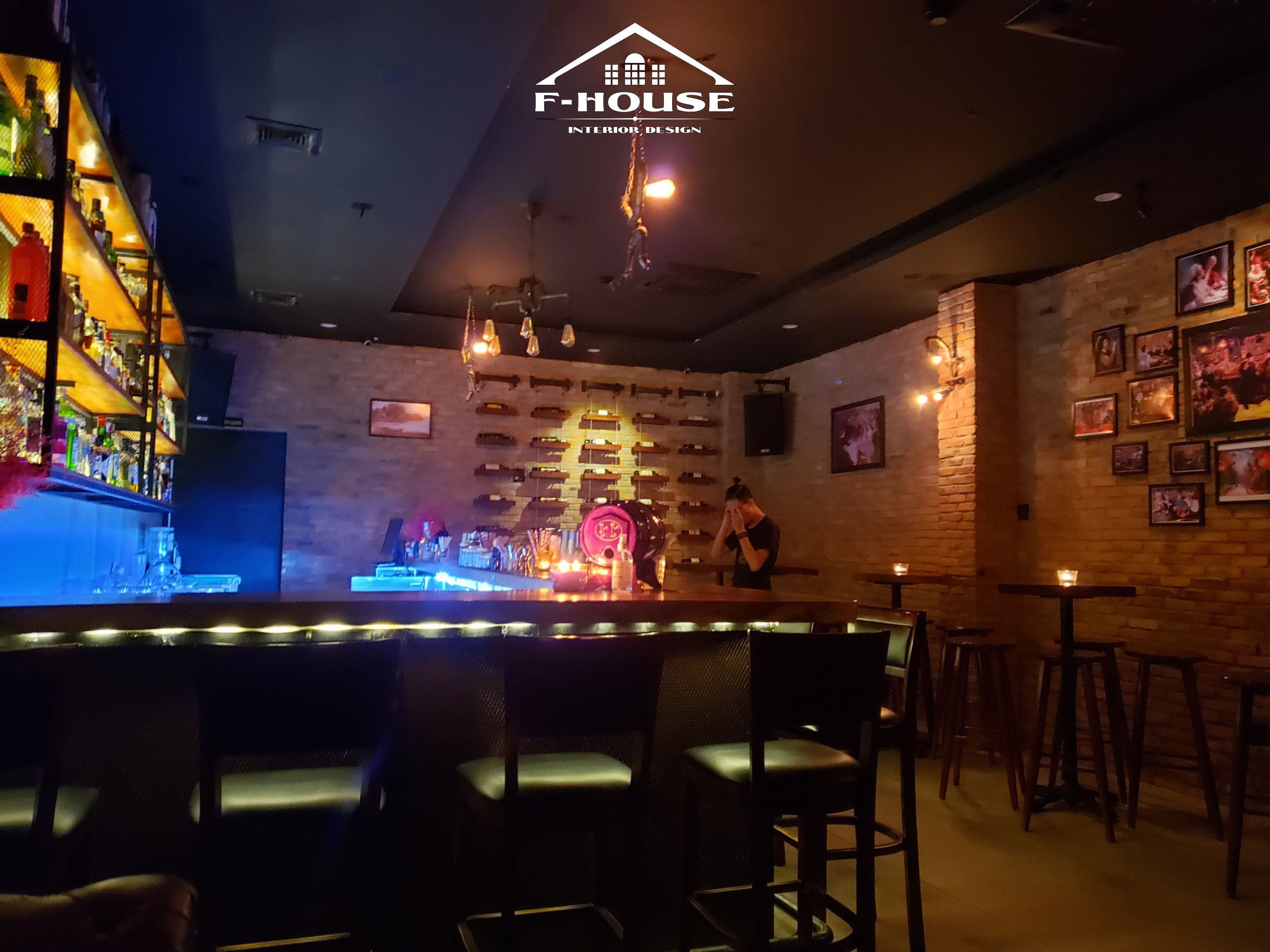 Với thiết kế quầy bar đẳng cấp và đầy tính sáng tạo của TIN-EUREKA BAR tại Nhà đẹp Quy Nhơn, bạn sẽ được trải nghiệm một không gian thoải mái và tuyệt vời. Hãy ghé thăm ngay và thưởng thức những ly cocktail thơm ngon!